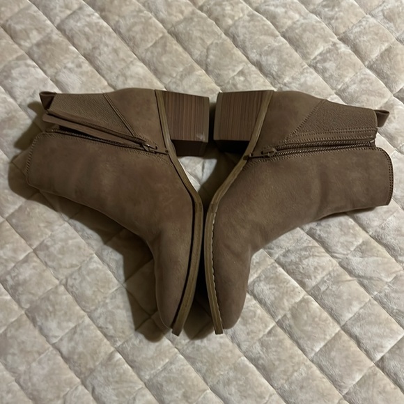 Universal Thread Brown Ankle Boots with Pointed Toe and V-Shaped Opening - Picture 3 of 6